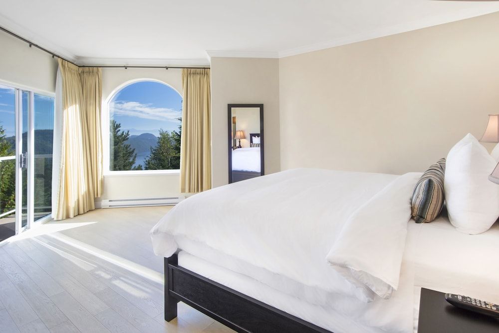 Villa Eyrie Resort Master Suite 2