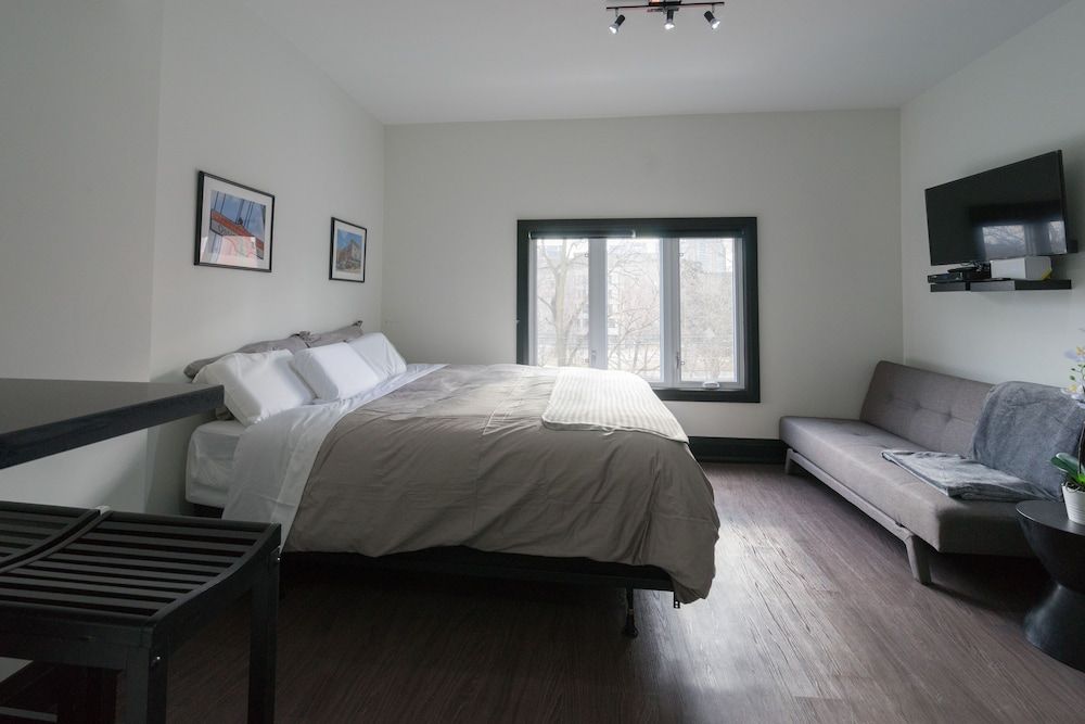 undefined Applewood Suites - Queen West Studio 6