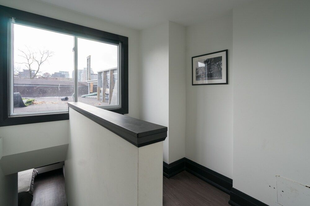 undefined Applewood Suites - Queen West Studio 9