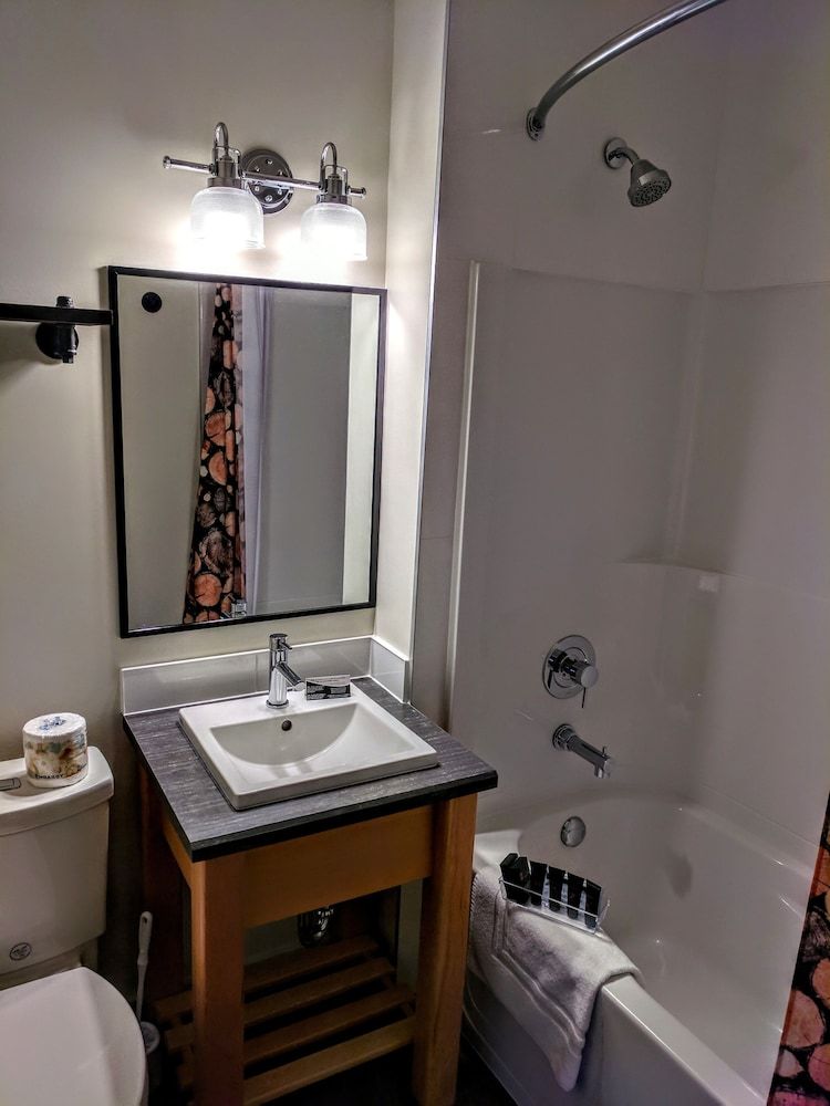 Riverside Inn Standard Room, 1 Queen Bed 2