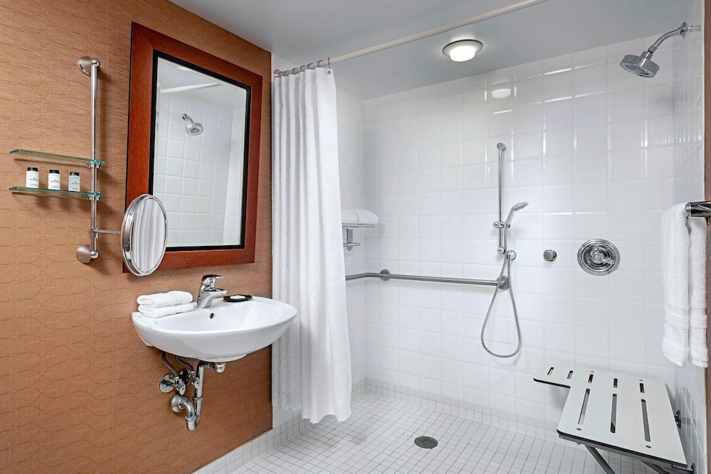 Sheraton Toronto Airport Hotel & Conference Centre Traditional Room, 1 King Bed 4