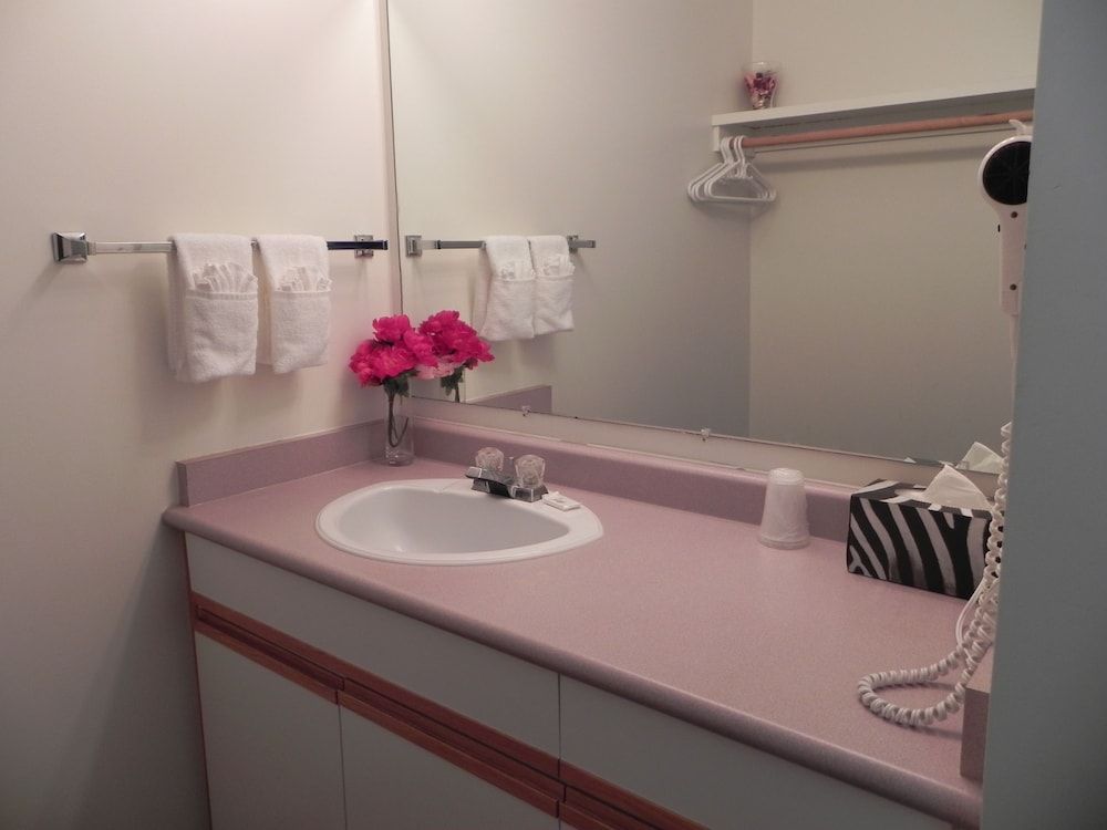 Skagit Motor Inn Standard Room, 2 Queen Beds 9