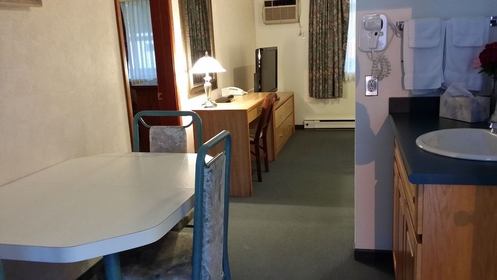 Skagit Motor Inn Family Suite (No Pets) 4