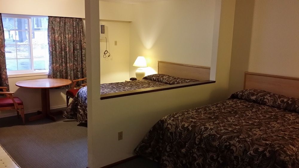 Skagit Motor Inn Standard Room, 2 Queen Beds 3