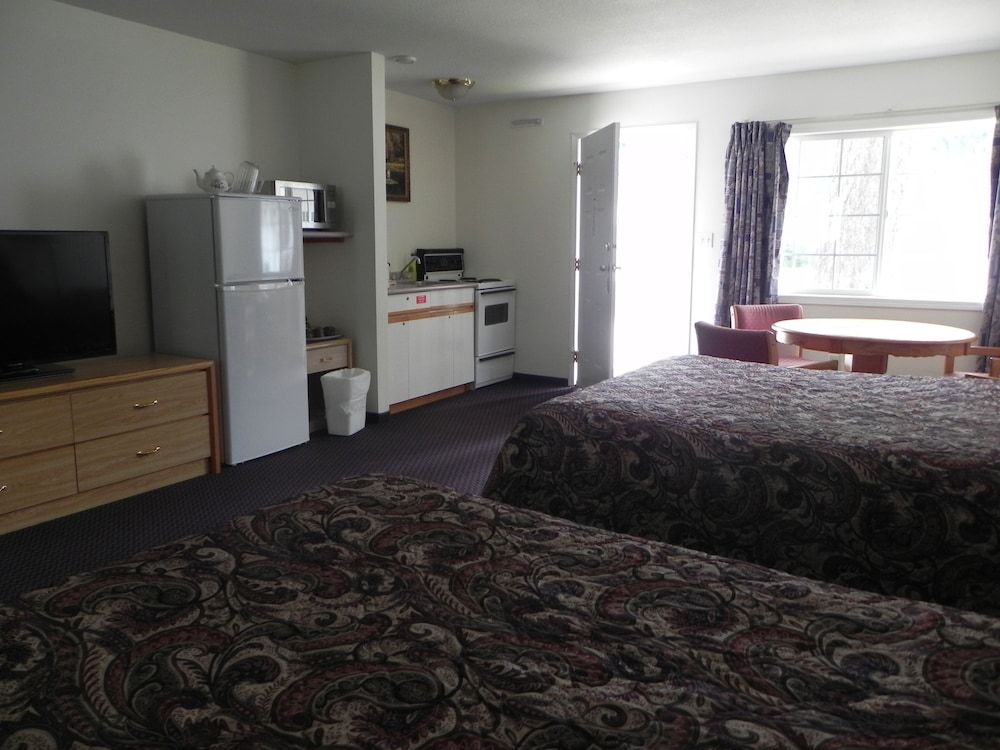 Skagit Motor Inn Standard Room, 2 Queen Beds 5