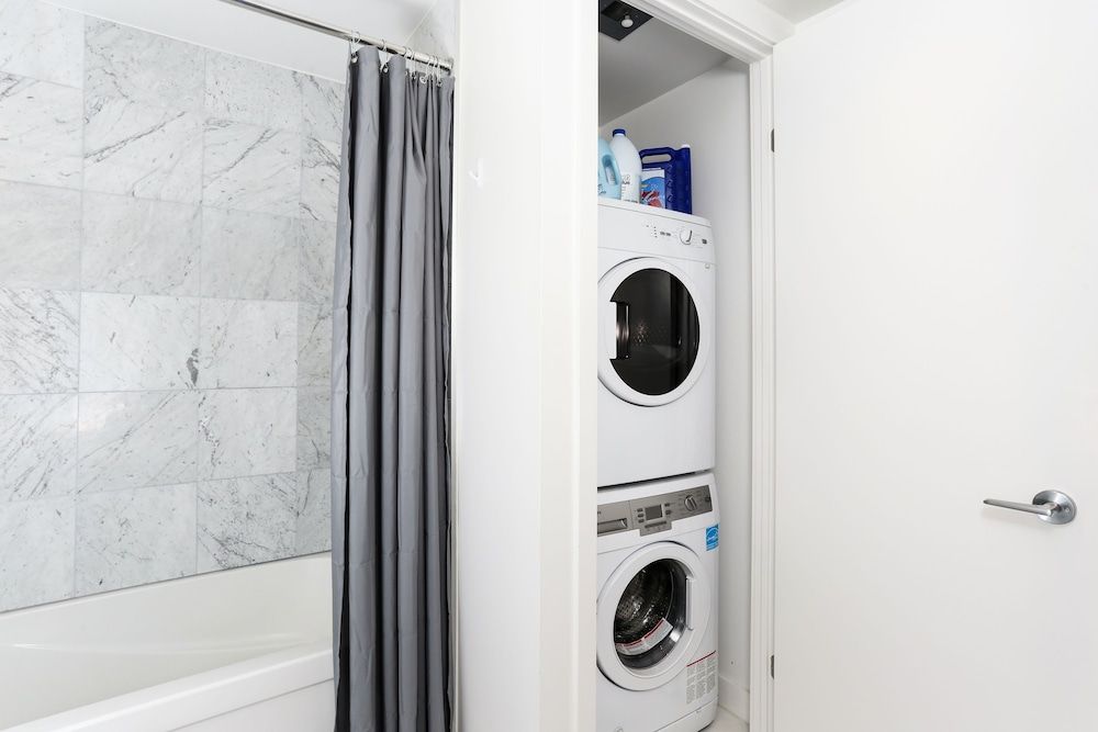 Platinum Suites - Incredible CN Tower View Luxury Apartment, 1 Queen Bed with Sofa bed, City View, Tower 5