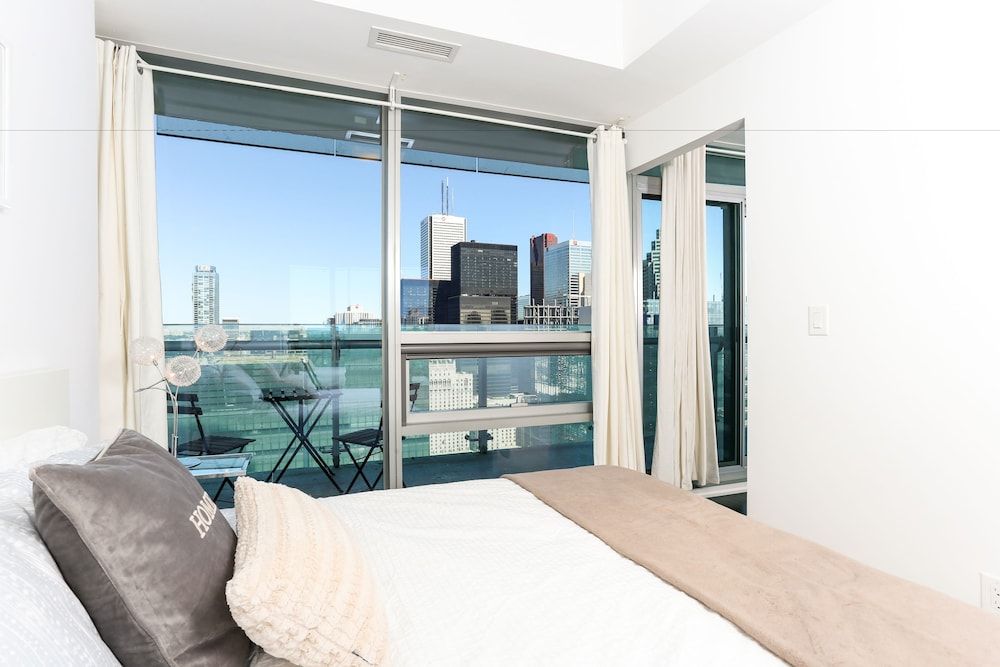 Platinum Suites - Incredible CN Tower View Luxury Apartment, 1 Queen Bed with Sofa bed, City View, Tower 9