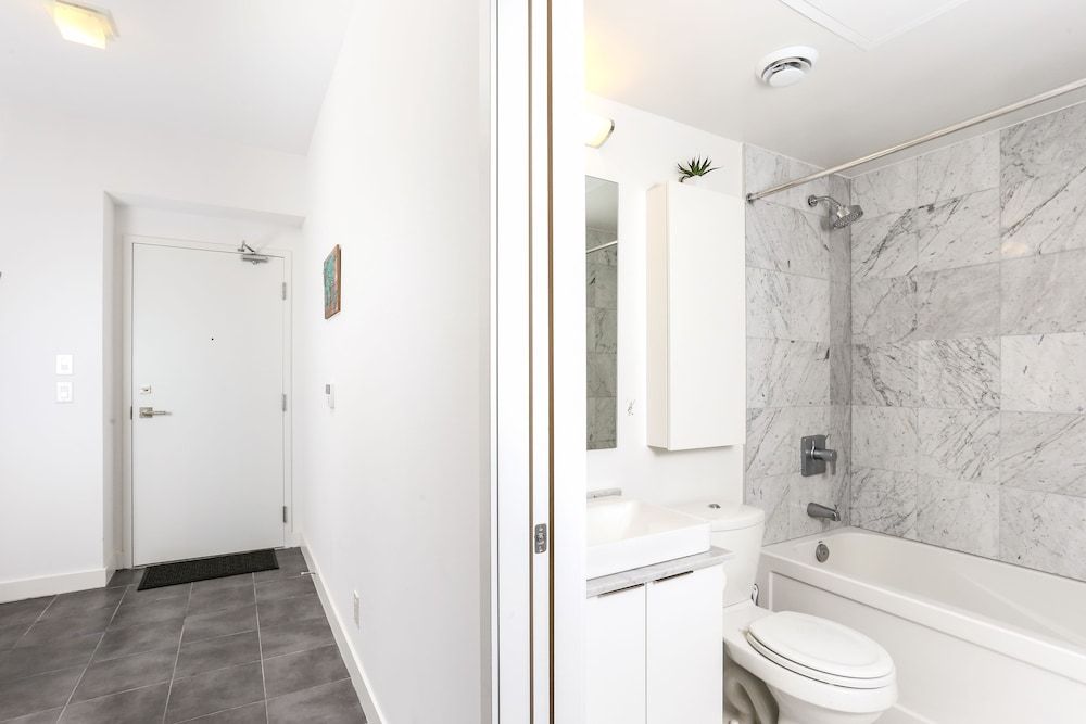 Platinum Suites - Incredible CN Tower View Luxury Apartment, 1 Queen Bed with Sofa bed, City View, Tower 7