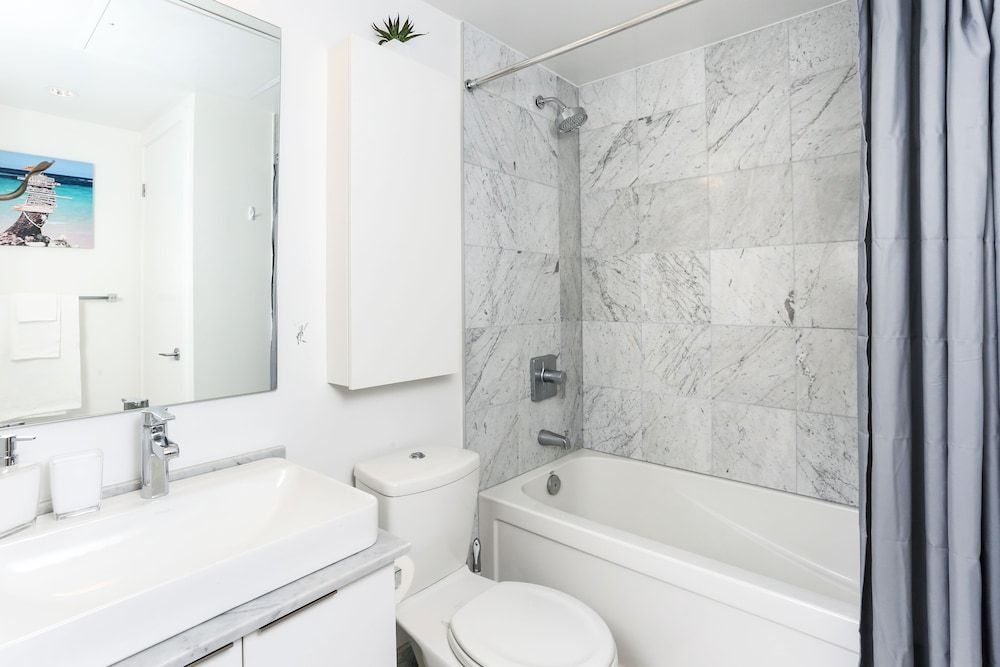 Platinum Suites - Incredible CN Tower View Luxury Apartment, 1 Queen Bed with Sofa bed, City View, Tower 6