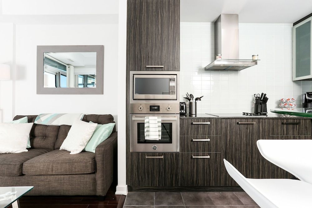 Platinum Suites - Incredible CN Tower View Luxury Apartment, 1 Queen Bed with Sofa bed, City View, Tower 10