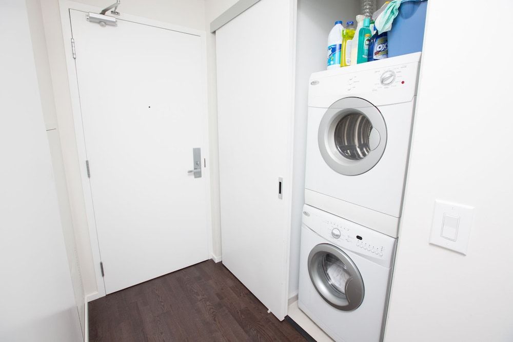 Applewood Suites - 2 BDRM King & Spadina City Apartment, 2 Bedrooms, City View 17