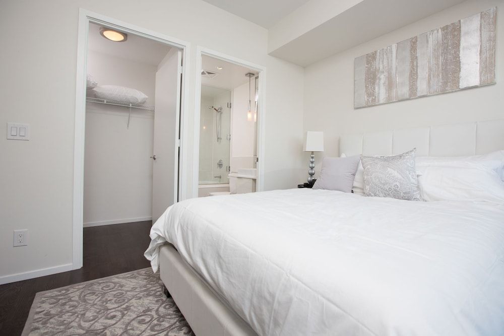 Applewood Suites - 2 BDRM King & Spadina City Apartment, 2 Bedrooms, City View 10
