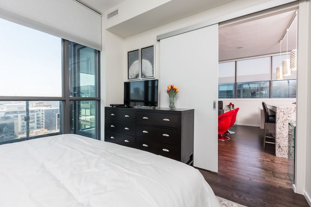Applewood Suites - 2 BDRM King & Spadina City Apartment, 2 Bedrooms, City View 11
