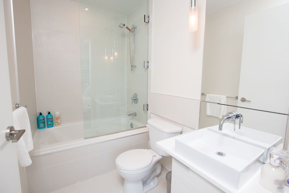 Applewood Suites - 2 BDRM King & Spadina City Apartment, 2 Bedrooms, City View 16