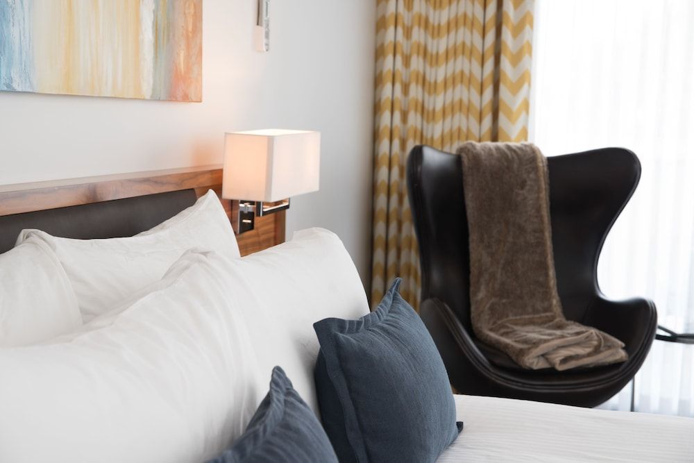 Qualicum Beach Inn Premium Room, 1 King Bed, Balcony, Ocean View 2