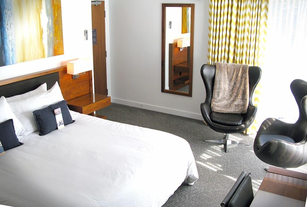 Qualicum Beach Inn Deluxe Single Room, 1 King Bed, Courtyard Area