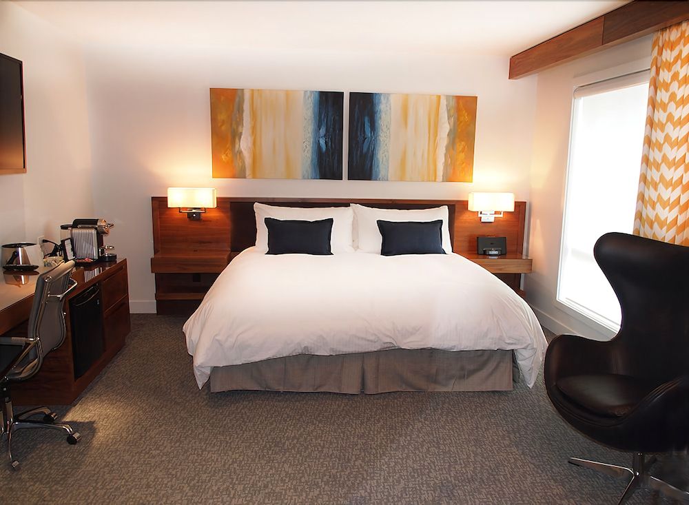 Qualicum Beach Inn Deluxe Single Room, 1 King Bed, Courtyard Area 3
