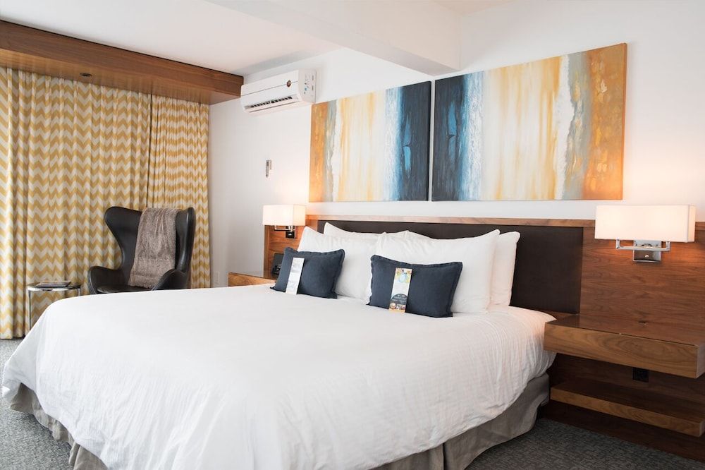 Qualicum Beach Inn Premium Room, 1 King Bed, Balcony, Ocean View 5