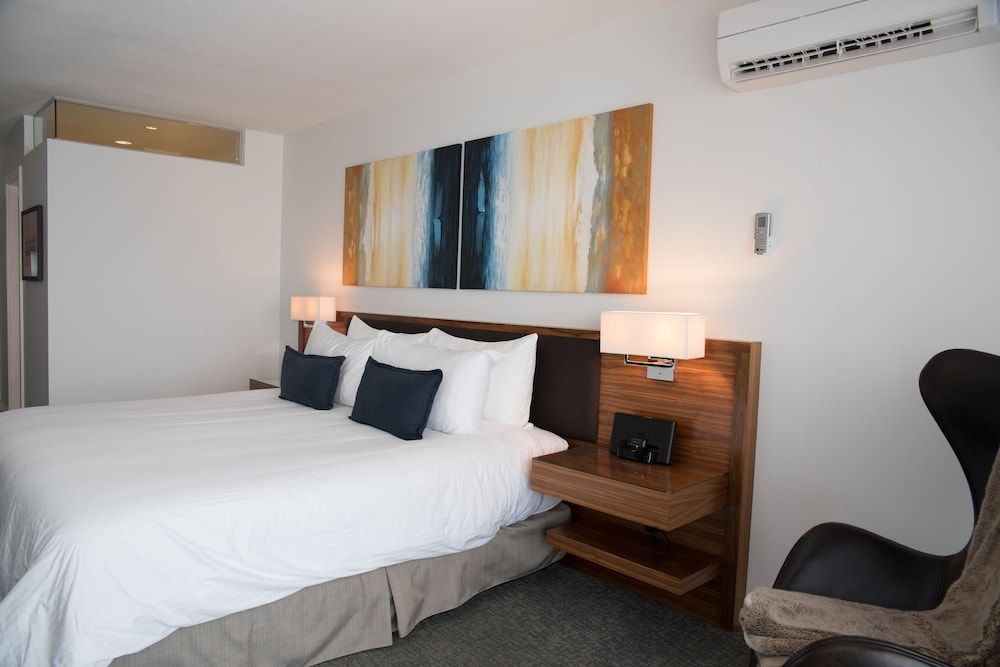 Qualicum Beach Inn Premium Room, 1 King Bed, Balcony, Ocean View 3