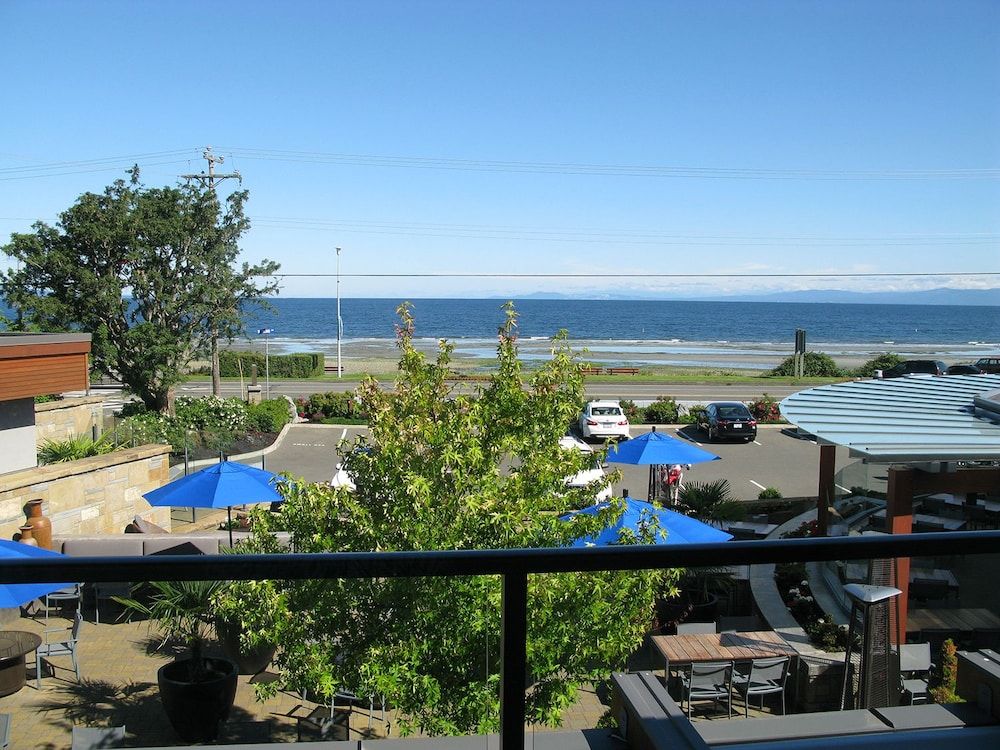 Qualicum Beach Inn Premium Room, 1 King Bed, Balcony, Ocean View 8