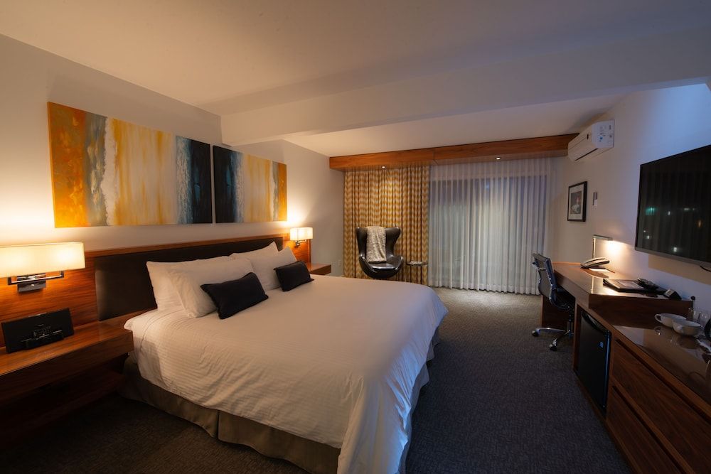 Qualicum Beach Inn Deluxe Single Room, 1 King Bed, Courtyard Area 2