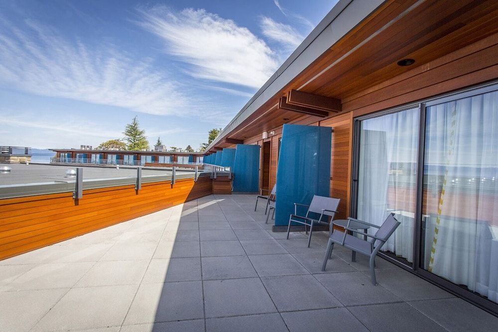 Qualicum Beach Inn Premium Room, 1 King Bed, Balcony, Ocean View 6