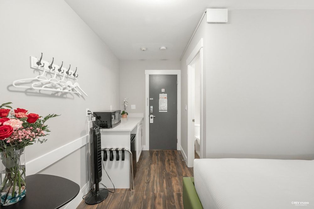 Queens Hotel Deluxe Room, 1 Double Bed with Fridge, Microwave 2