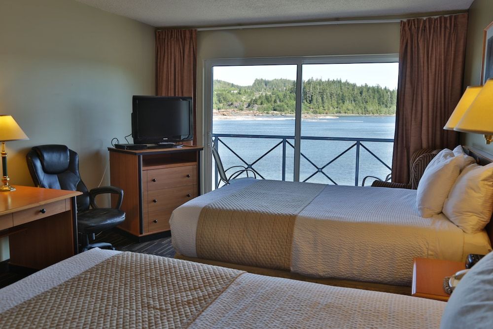 Glen Lyon Inn & Suites Standard Room, 2 Queen Beds, Ocean View 2