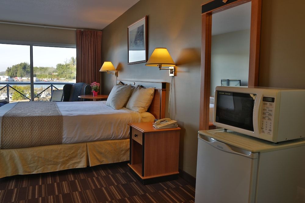 Glen Lyon Inn & Suites Standard Room, 1 Queen Bed, Ocean View 3