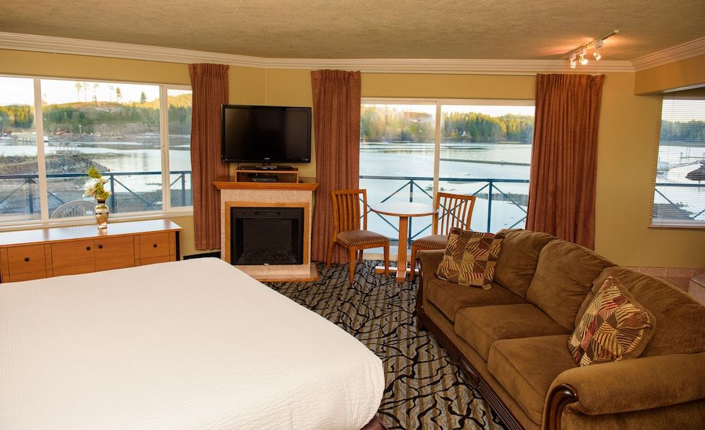 Glen Lyon Inn & Suites Honeymoon Room, 1 King Bed, Jetted Tub, Ocean View