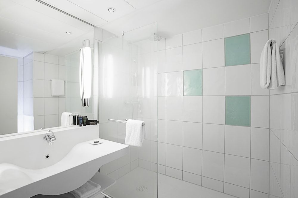 Novotel London Heathrow Airport - M4 Jct 4 Executive Room, 1 Queen Bed with Sofa bed 8