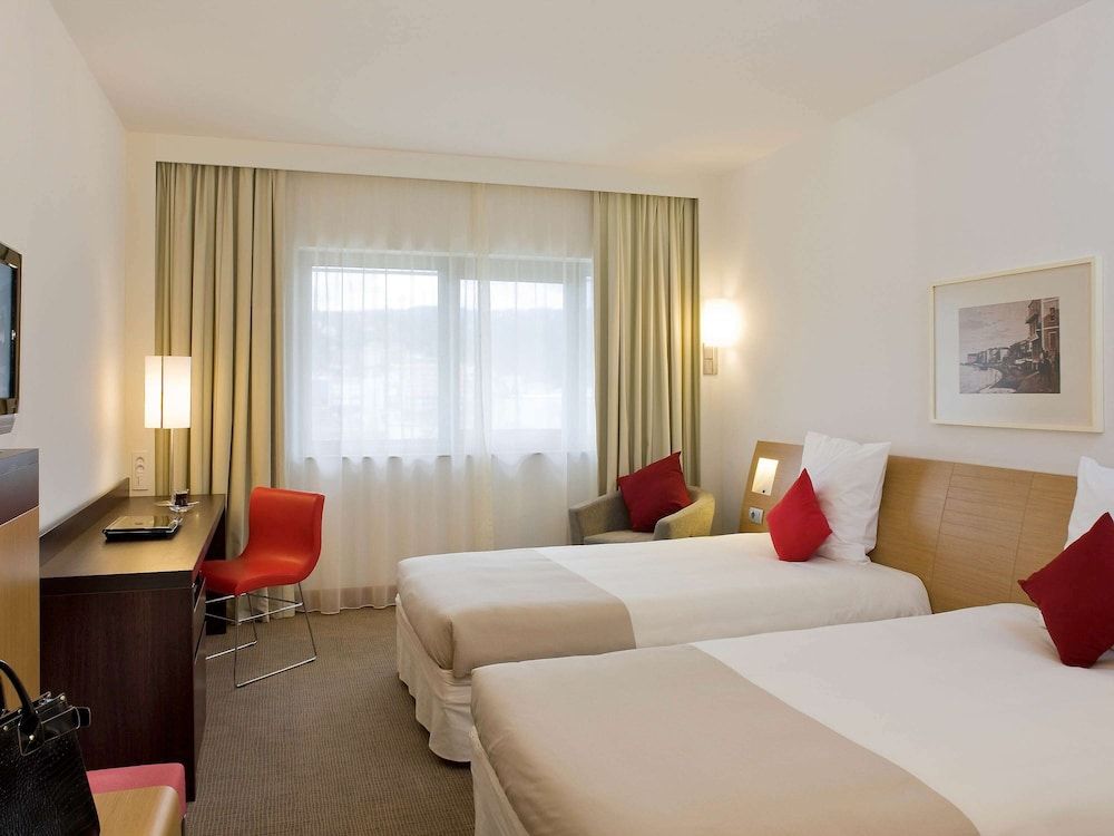Novotel London Heathrow Airport - M4 Jct 4 Superior Room, 2 Twin Beds 3