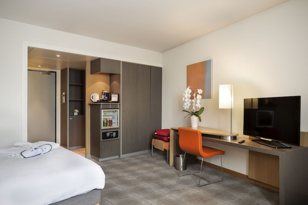 Novotel London Heathrow Airport - M4 Jct 4 Executive Room, 1 Queen Bed with Sofa bed 3