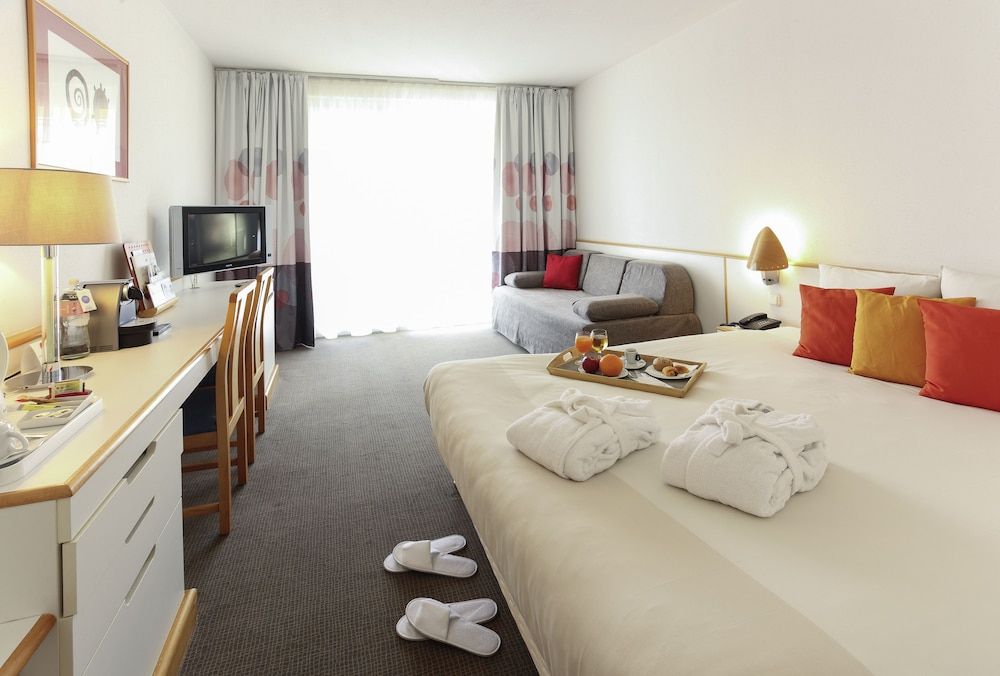 Novotel London Heathrow Airport - M4 Jct 4 Executive Room, 1 Queen Bed with Sofa bed 2