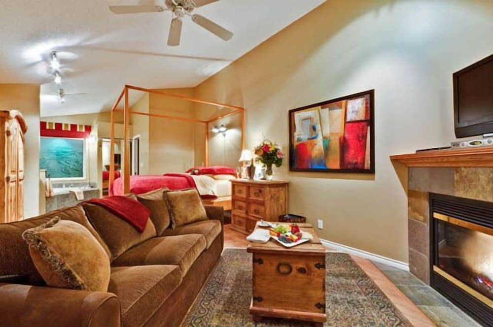 The Bonniebrook Lodge Romantic Studio Suite, Jetted Tub 3