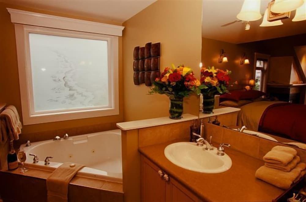 The Bonniebrook Lodge Penthouse, Patio, Ocean View (Adults only. No Pets Allowed) 3