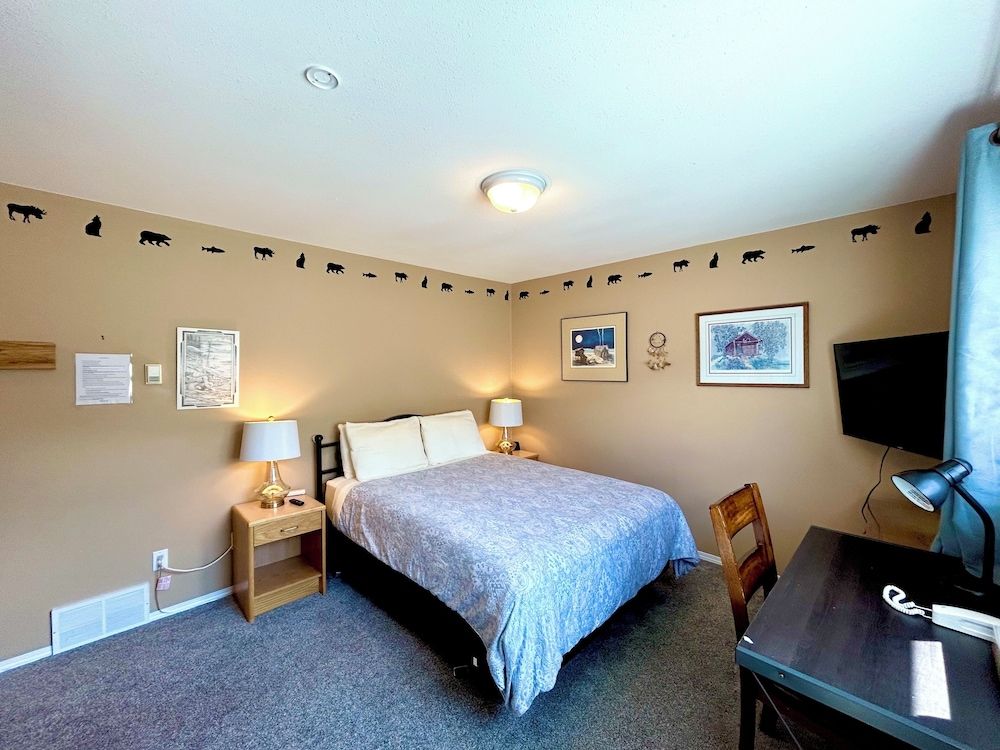 Midnight Sun Inn Deluxe Room, 1 Queen Bed 8