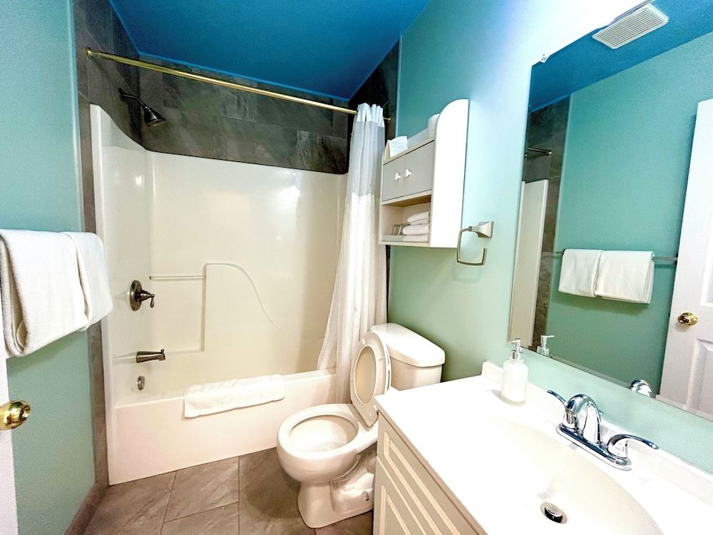 Midnight Sun Inn Deluxe Room, 1 Queen Bed 15