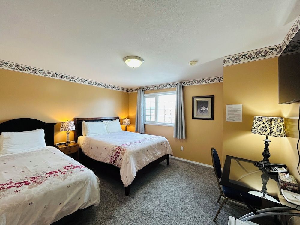 Midnight Sun Inn Deluxe Room, 1 Queen Bed 4