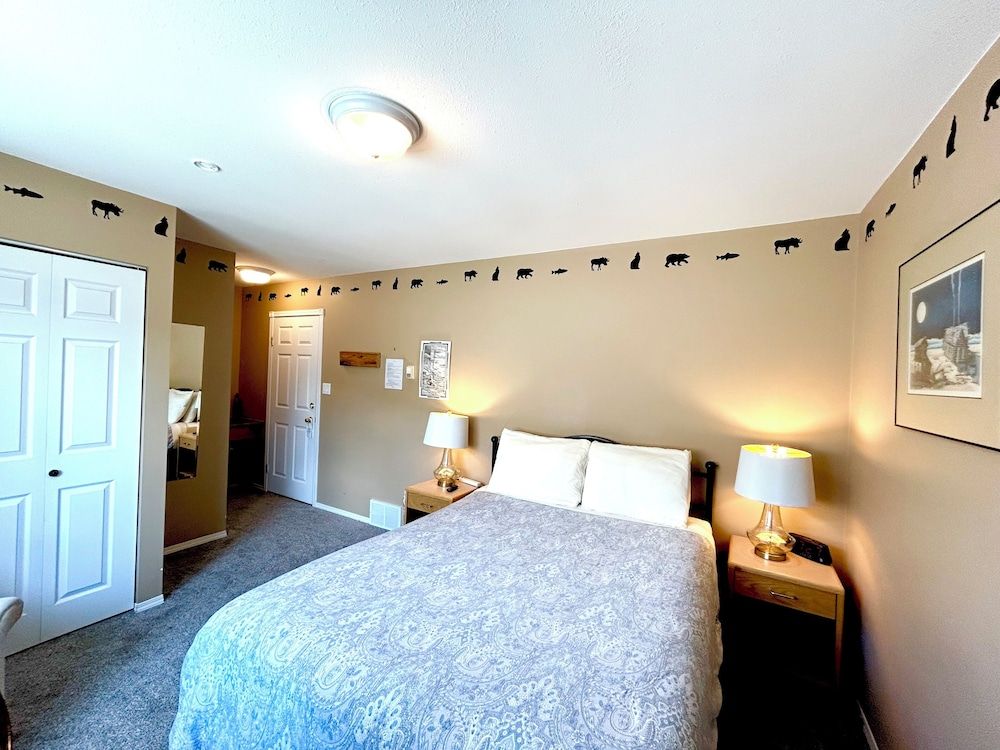 Midnight Sun Inn Deluxe Room, 1 Queen Bed 7