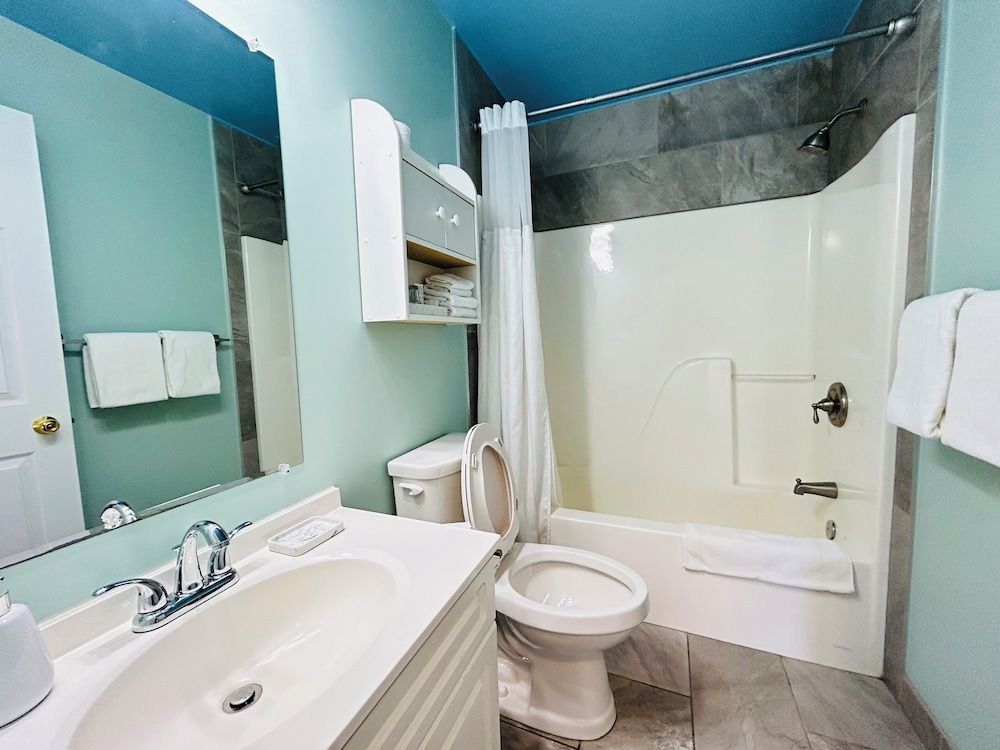 Midnight Sun Inn Deluxe Room, 1 Queen Bed 12