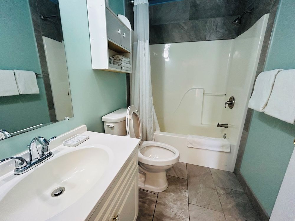 Midnight Sun Inn Deluxe Room, 1 Queen Bed 11