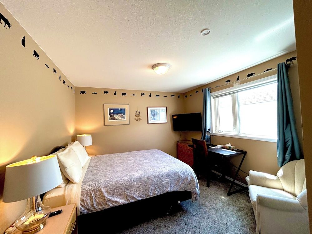 Midnight Sun Inn Deluxe Room, 1 Queen Bed 9