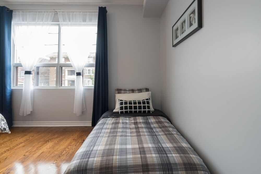 undefined Applewood Suites - 4 BDRM King West 5
