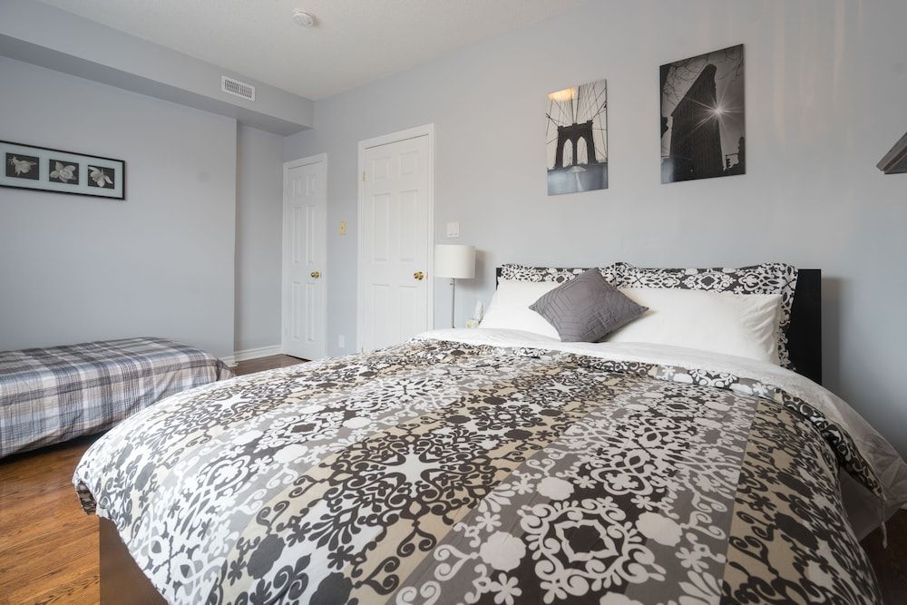 undefined Applewood Suites - 4 BDRM King West 4