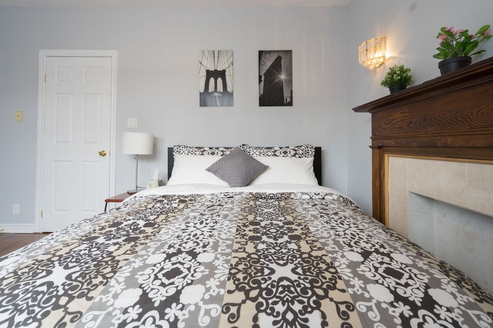 undefined Applewood Suites - 4 BDRM King West 6