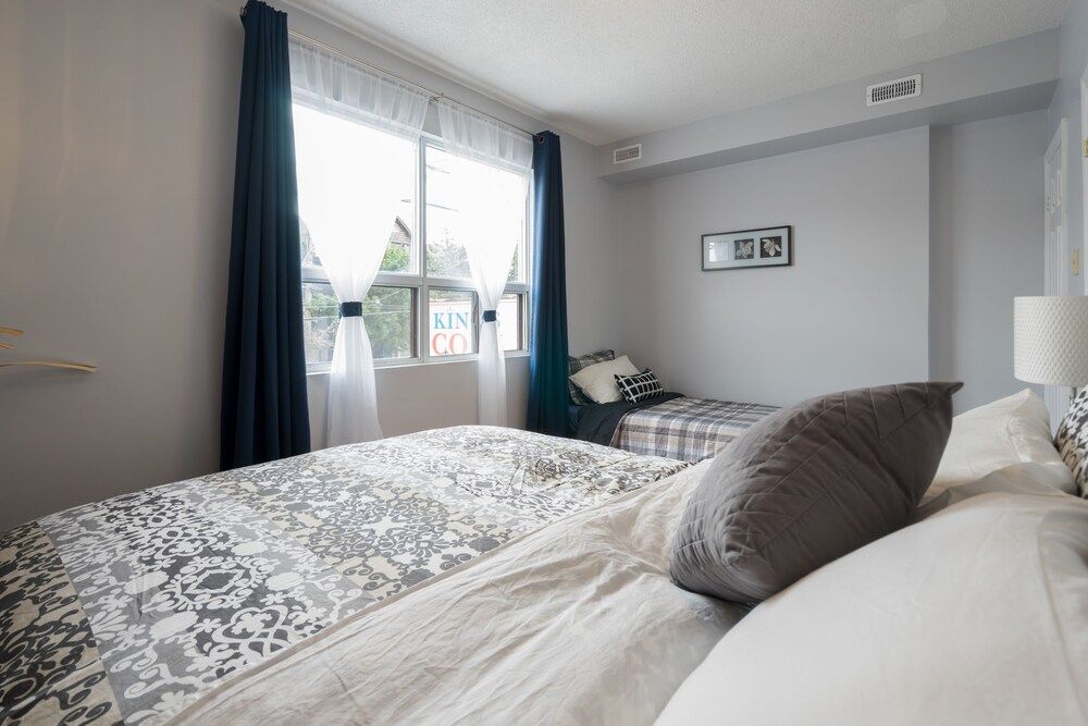 undefined Applewood Suites - 4 BDRM King West 3