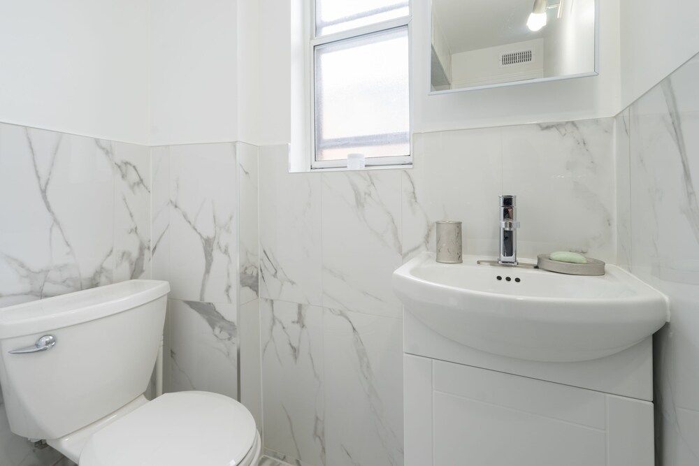 Applewood Suites - 4 BDRM King West City Loft, 4 Bedrooms 36