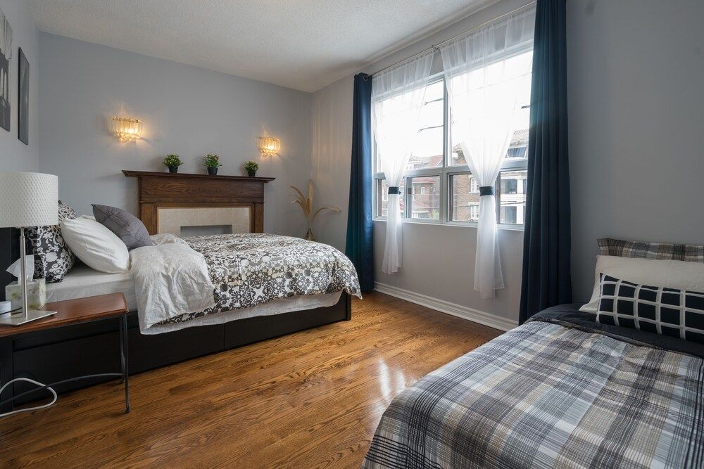 undefined Applewood Suites - 4 BDRM King West 8