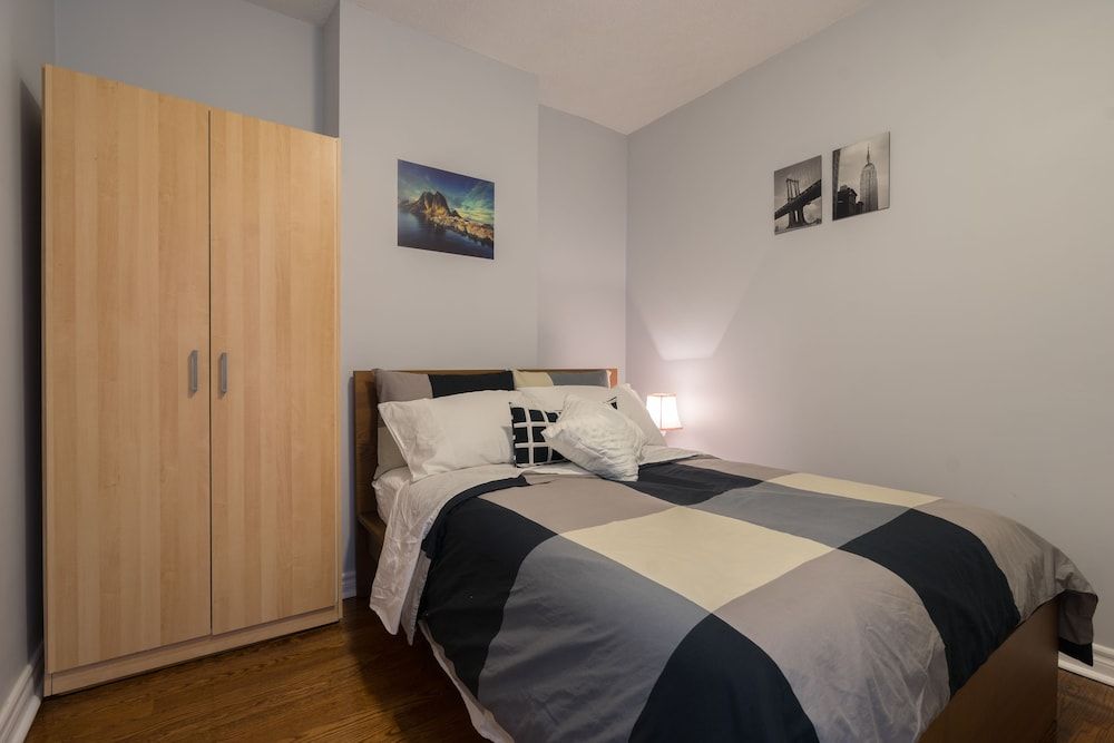 undefined Applewood Suites - 4 BDRM King West 7